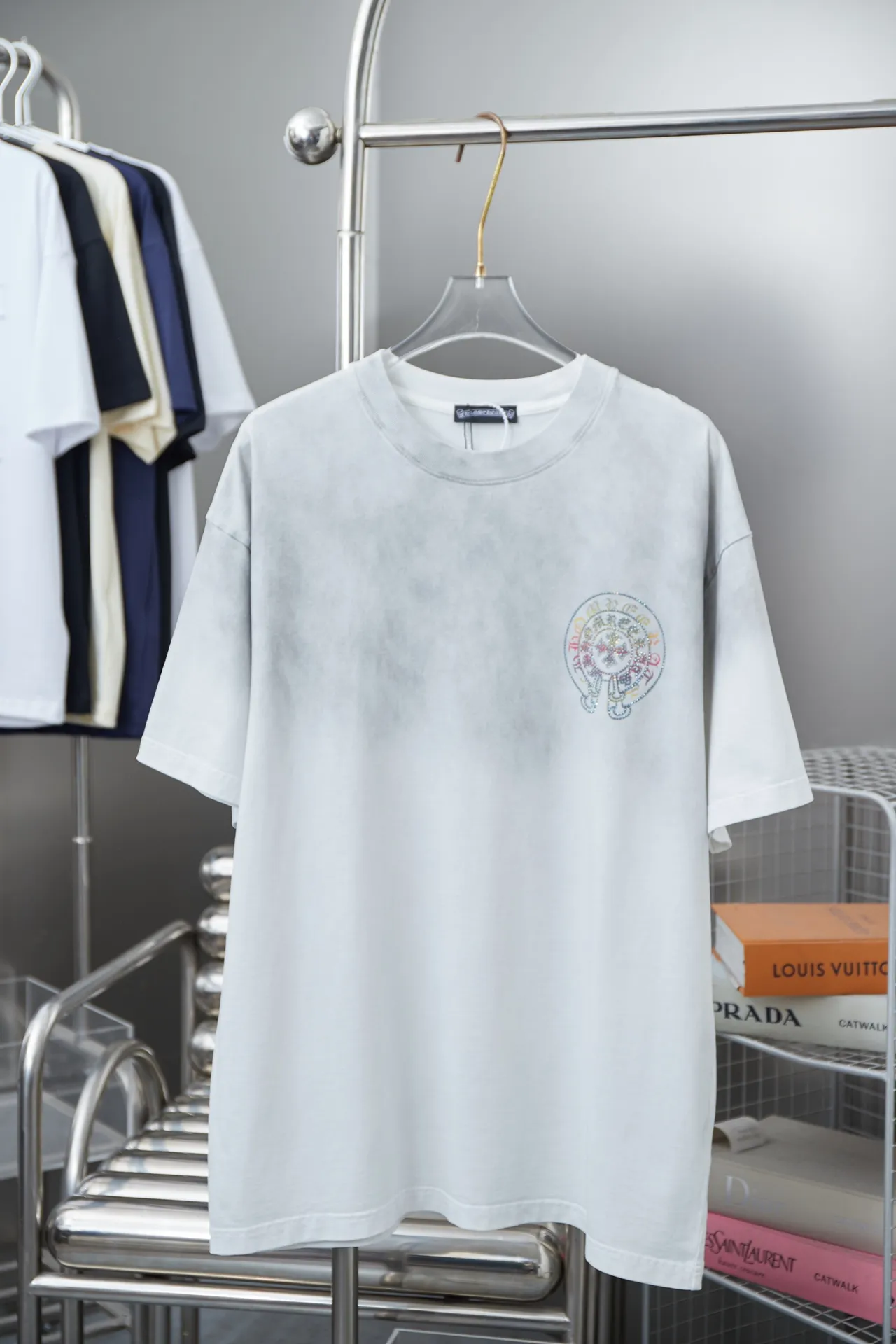 🅿️220 Chrome Hearte 25SS early spring new style Chrome heart pattern hot diamond short sleeves light luxury essential item for daily commuting for men and women Correct version Welcome to compare Detailed features · 280g 100% pure cotton double yarn jersey fabric · Special thickened 32 pieces of double-strand 1X1 thread in the same vat · Imported Australian matte pearl diamond ➕ direct-injection printing pattern. Ready-made garments are dyed Then do the faded fried snowflake process, then wash it to make it look old. Common washing improves the effect · Double-needle stitching and cross-stitch process · Original main mark, washed tag, brand moisture-proof paper packaging Color: black/white/blue/green Size: S/M/L/XL